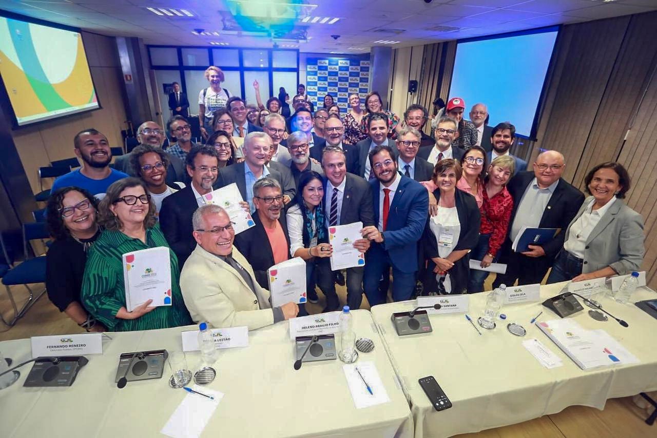 Fórum Nacional de Educação entrega ao MEC documento final da CONAE