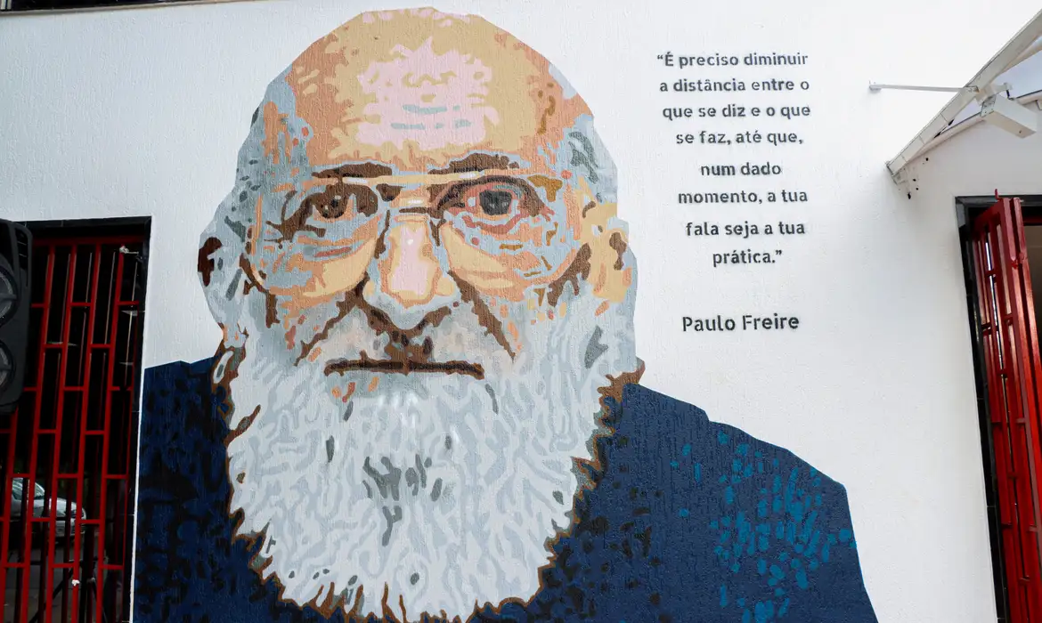 Instituto lança série que desmistifica obra de Paulo Freire 